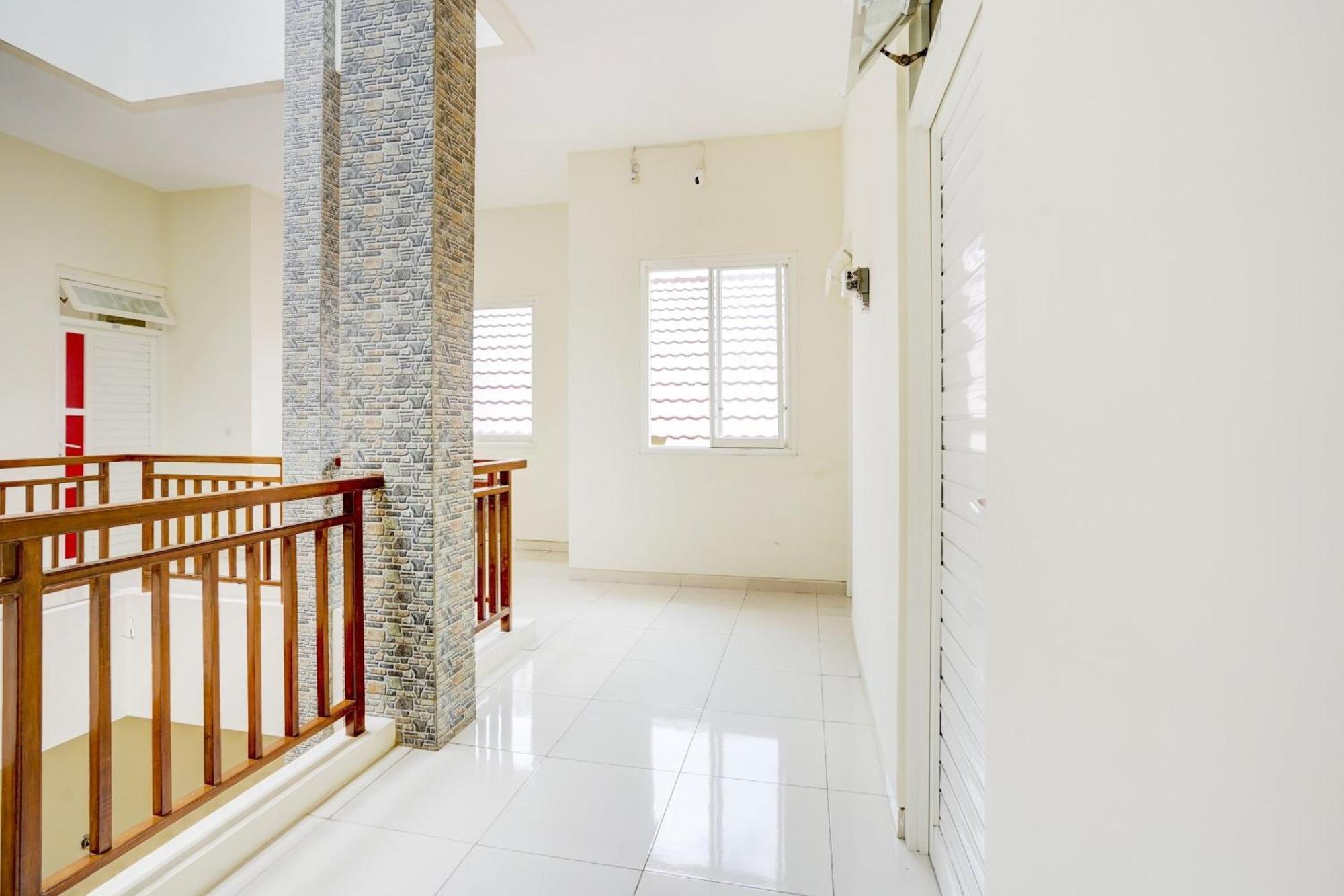 Oyo 90173 Innapp Tenggilis Family Residence Surabaia Exterior foto